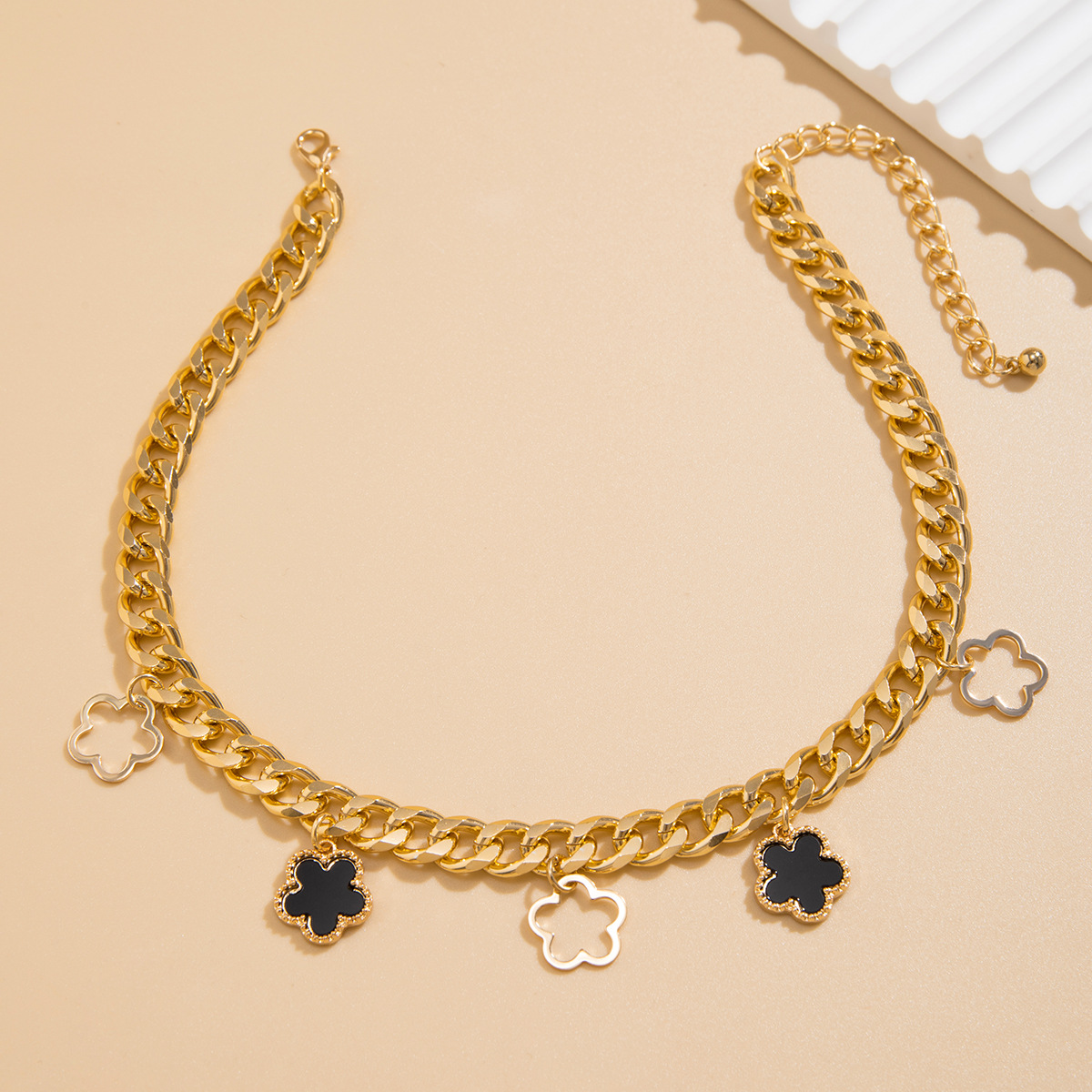 European and American cross-border accessories French elegance five-leaf clover simple style necklace sweet turquoise pattern flower necklace Application Scenario