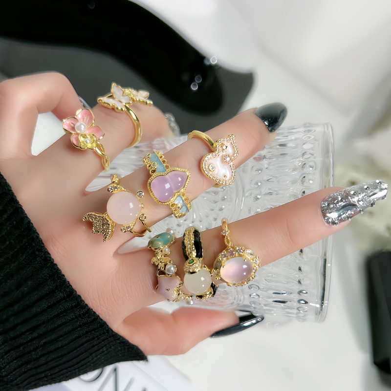 A high-end, light luxury, new Chinese-style chalcedony retro ring with a feminine gourd charm and a delicate, cold style, a niche ring details Picture