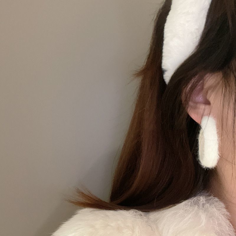 The new autumn and winter plush C-shaped stud earrings feature a unique design for women, exuding a sweet and elegant charm. The large circle is a versatile ear accessory Application Scenario