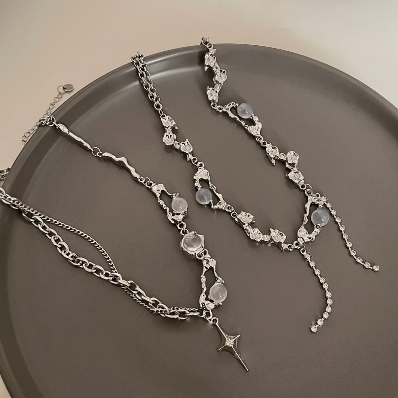 Pure and sensual hot girl ~ White Moonstone necklace, sweet and cool female Internet celebrity necklace accessory, niche design sense collarbone chain Application Scenario