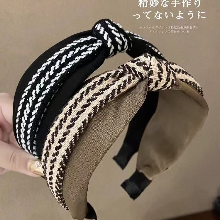 The new autumn and winter collection features a small chanel-style knotted hairband for women with wide edges, a retro double-layer hairpin, and a high-end, elegant fabric headband full figure