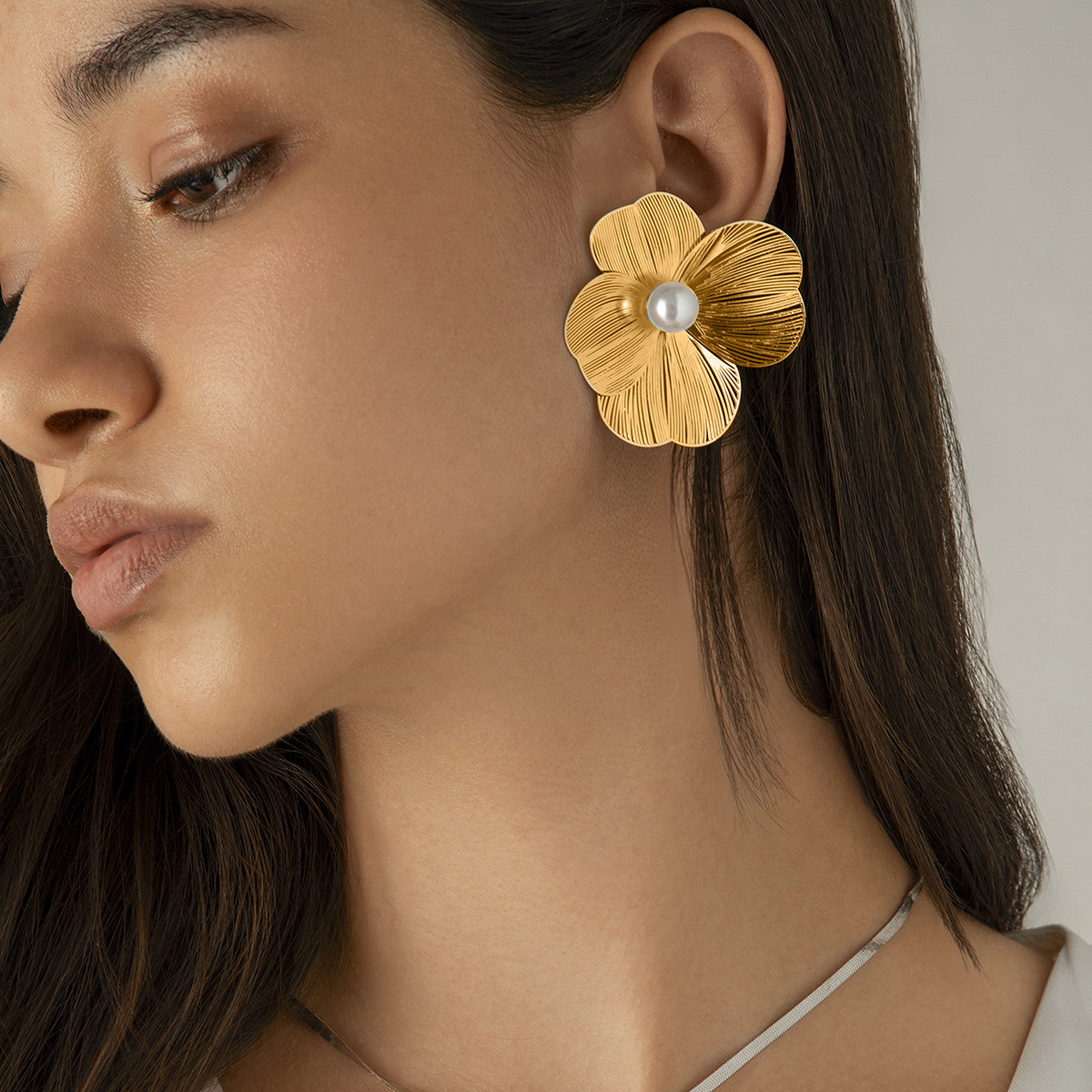 European and American cross-border metal texture ginkgo leaf flower necklace sweet cool three-dimensional imitation pearl tassel necklace earrings Specification drawing
