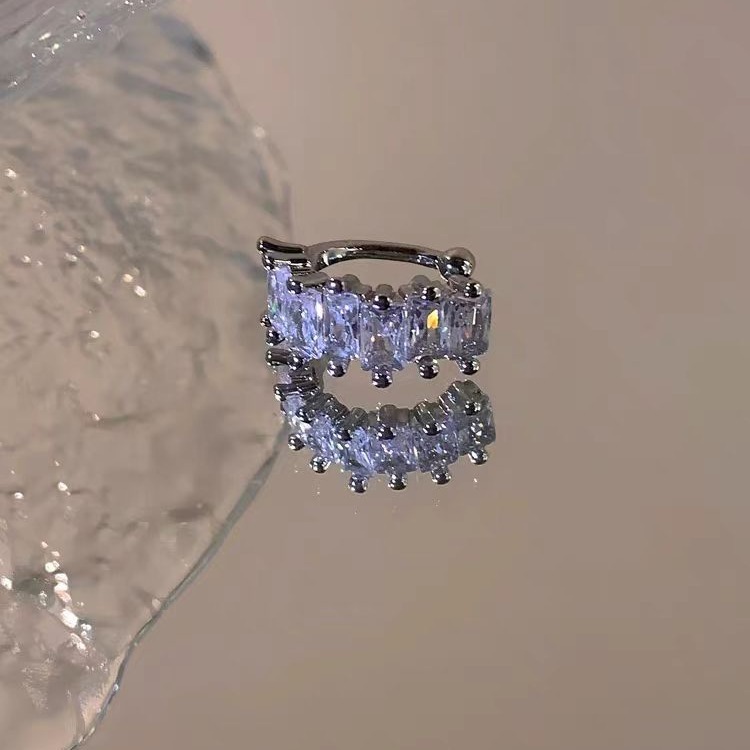 The super sparkling Zircon ear bone clip features a simple, high-end, light luxury and niche design with a unique and individualistic style. It is an ear clip accessory without any ear holes full figure