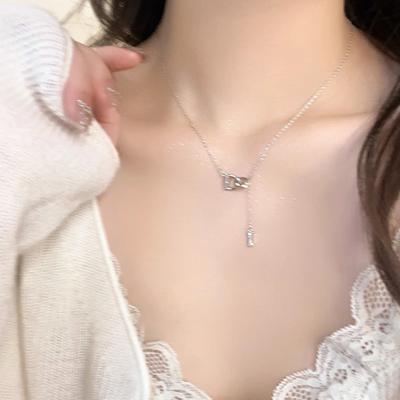 Design sense Letter D necklace for women, 2024 new style, niche and simple, fashionable and versatile collarbone chain wholesale details Picture