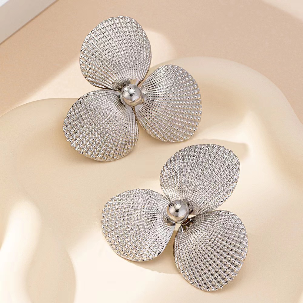 New, exaggerated, retro, elegant and fashionable ear earrings with a sense of shell flower design from Europe and America Specification drawing