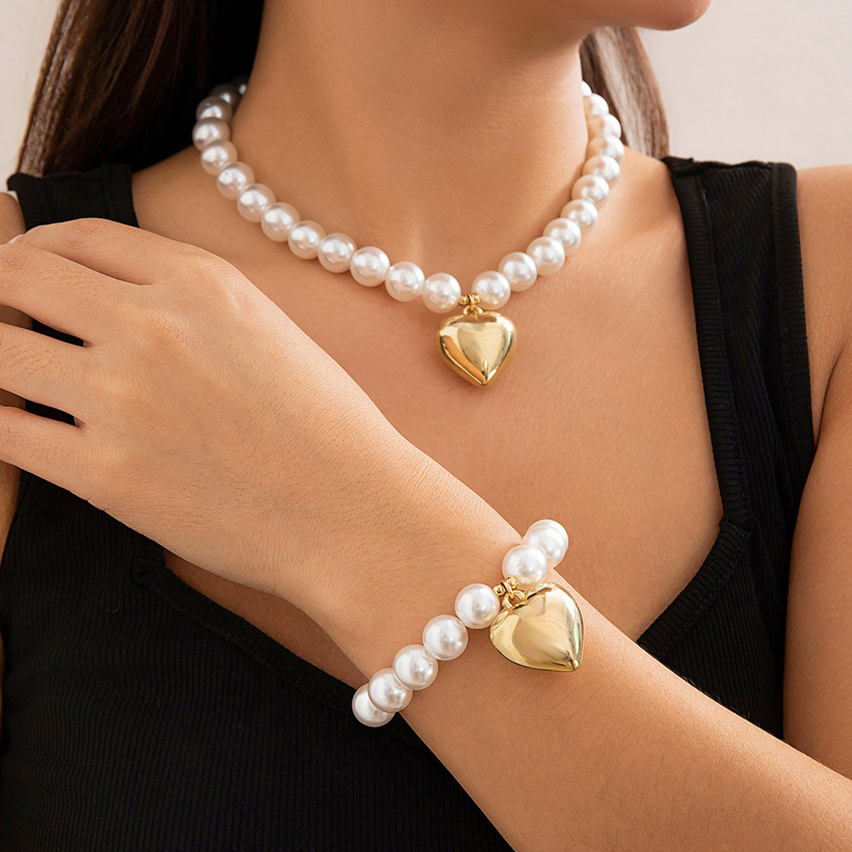 European and American cross-border exaggerated geometric round bead Necklace for women, versatile imitation pearl Necklace hot-selling beaded heart necklace full figure