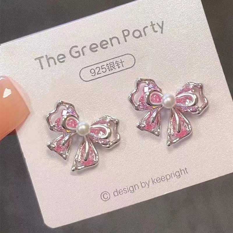 Early spring earrings ~ Sweet and versatile, niche design sense stud earrings, light luxury, high-end fashion, gentle earrings for a socialite full figure
