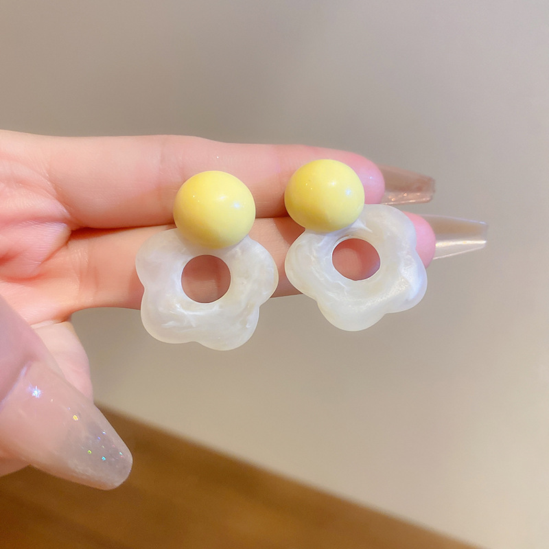 Salt-dyed fresh flower stud earrings for women, summer light luxury and niche earrings, versatile design sense, high-end earrings details Picture