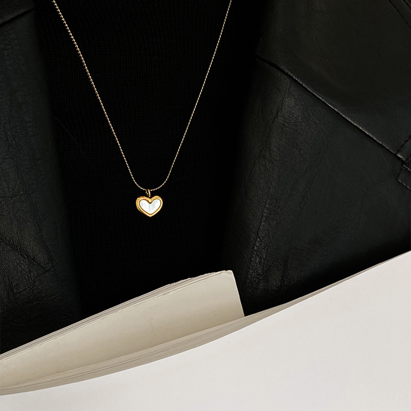 Shell heart titanium steel pendant necklace, sweet and elegant for women, sweater chain, simple and fashionable, versatile collarbone chain full figure