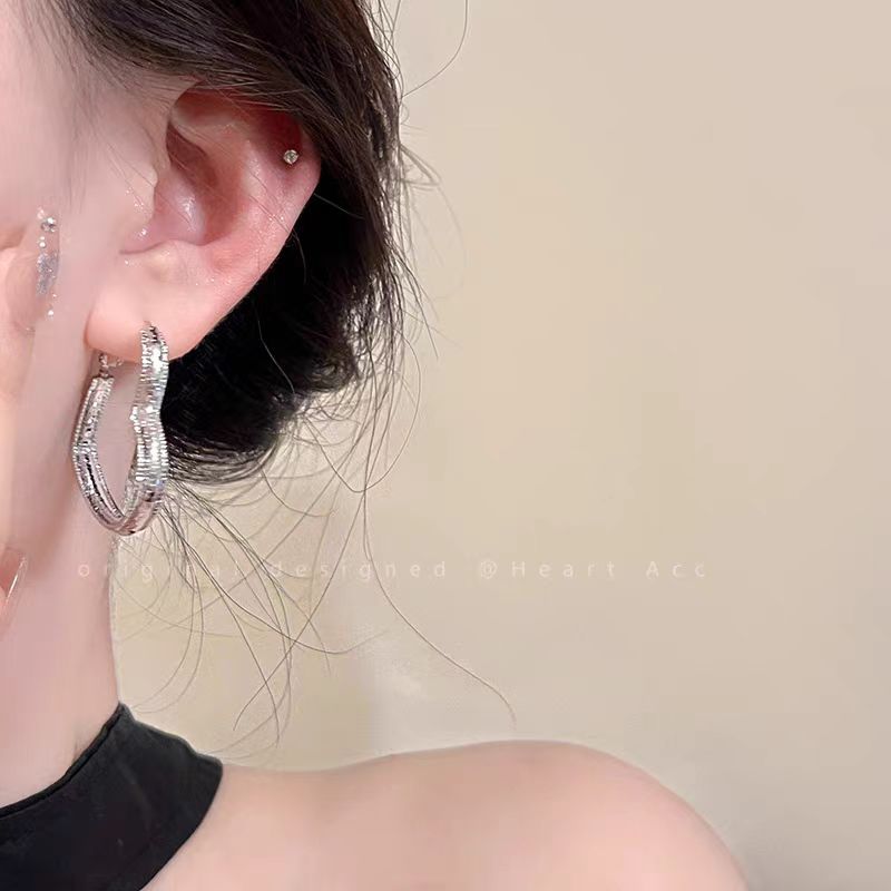 Sweet and cool, spicy girl, big heart-shaped ear rings, women's light luxury, niche, unique and high-end earrings, earrings and stud earrings suitable for autumn and winter Application Scenario
