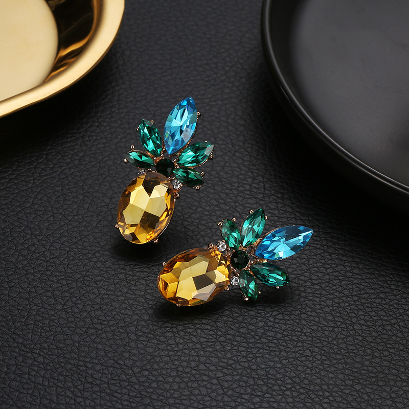 New creative and trendy cross-border accessories: European and American water diamond crystal pineapple stud earrings, personalized fruit earrings Application Scenario