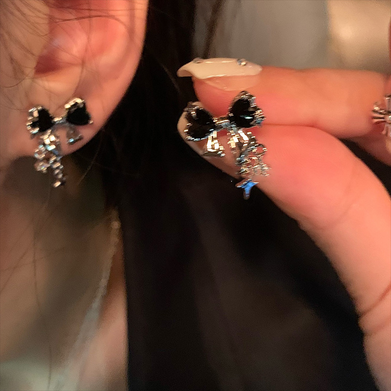 925 Silver needle dark and fashionable bow earrings, women's Instagram niche high-end feel, simple and versatile stud earrings Specification drawing