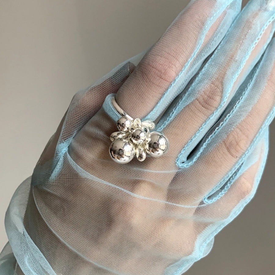 This multi-bead ring is the same as the one worn by a South Korean blogger. It features a niche design for women, exuding a sense of high-end elegance, simplicity, individuality and a cold style Item Picture