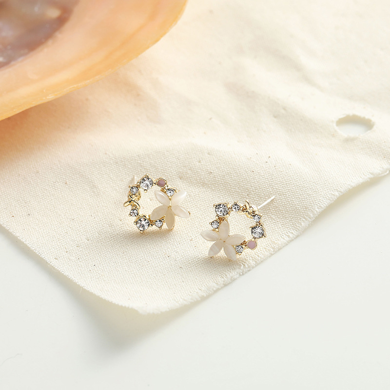 925 Silver Needle Korean fresh and delicate flower Stud Earrings, 2025 New trendy, simple and small earrings, elegant women's earrings Application Scenario