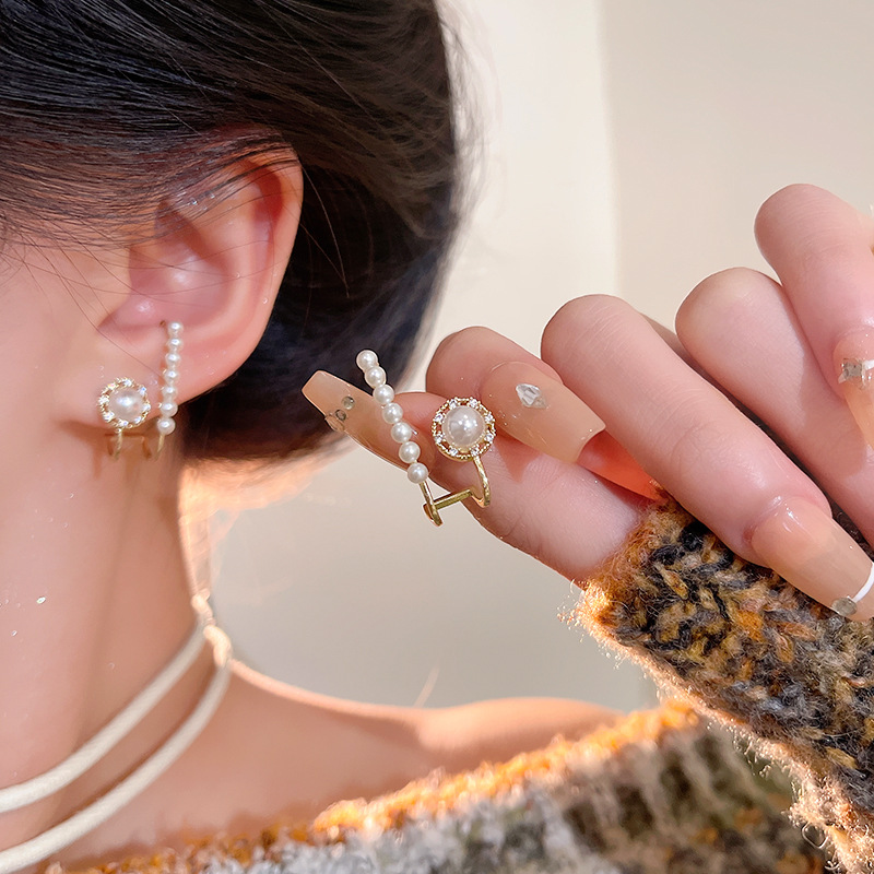 Dongdaemun pearl earrings from South Korea are a versatile and niche design for women. They feature a Hong Kong-style diamond-encrusted stud earrings and are a long, simple ear accessory details Picture