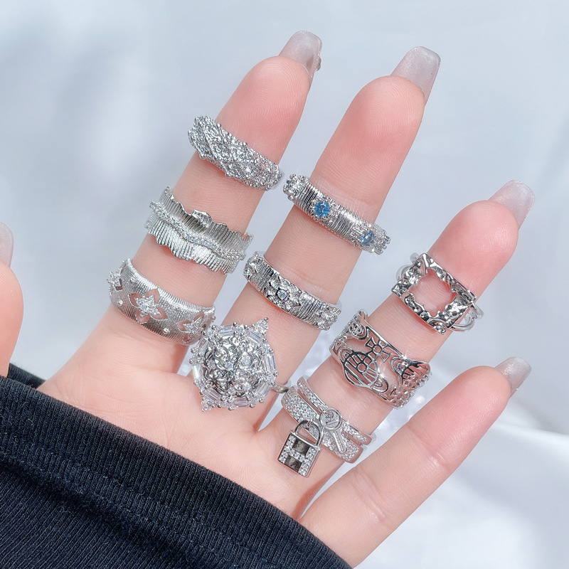 A new French brushed, high-end, light luxury ring for women with irregular pleats and an open ring. A niche ring with earthy stars details Picture