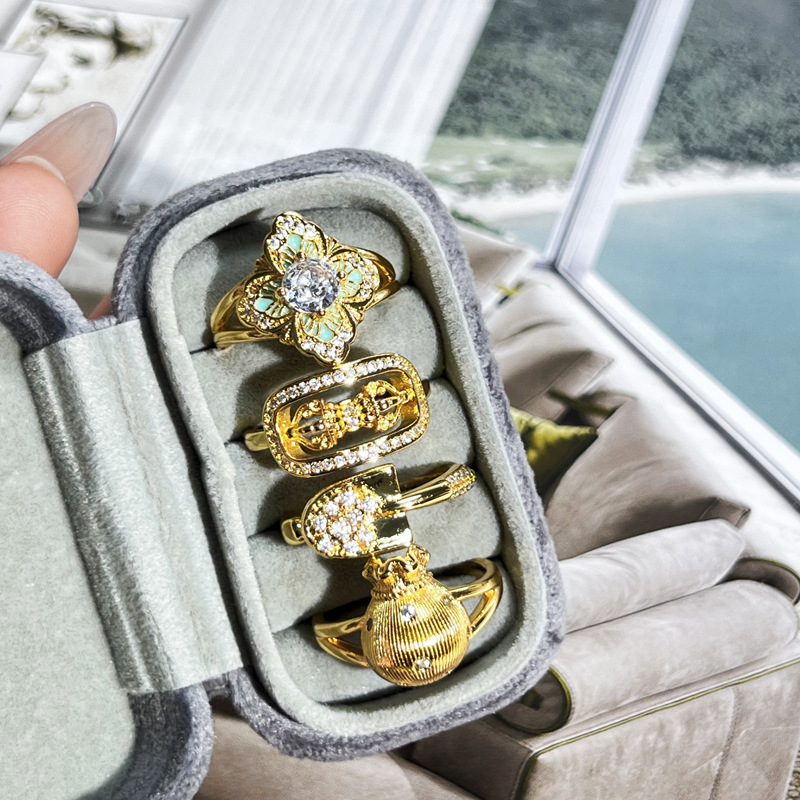 A simple and retro lucky bag with a brushed four-leaf clover opening ring. It features a niche design for women, a light luxury shovel, and a unique index finger ring details Picture