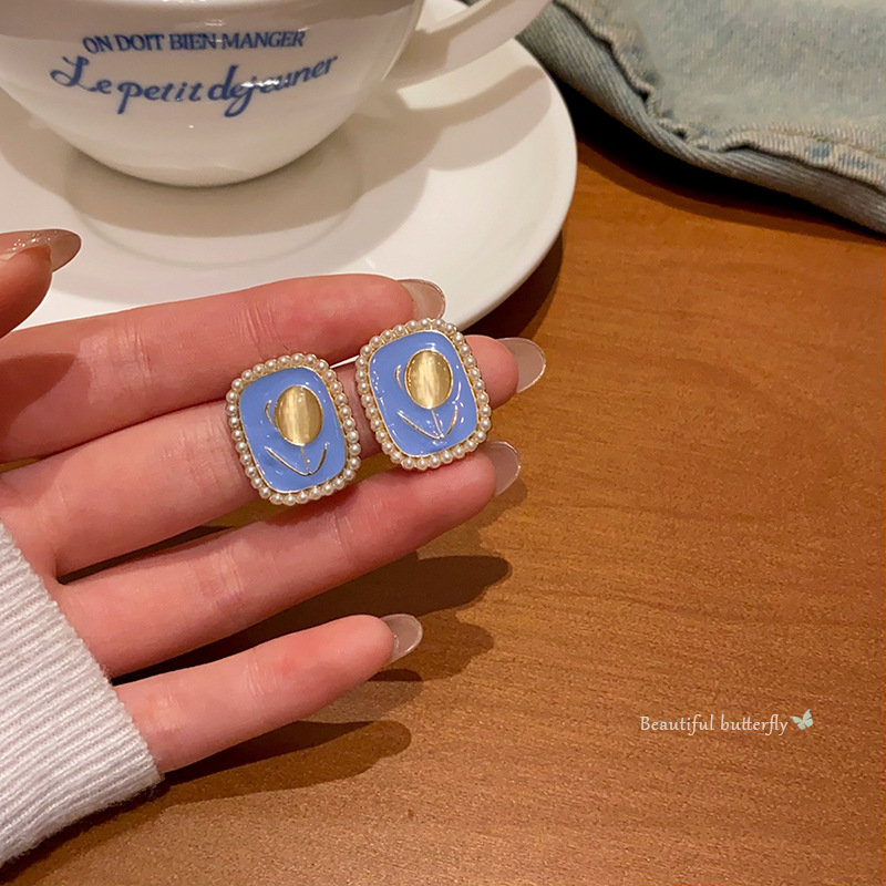 Tulip flower pearl earrings, women's retro enamel stud earrings, 2025 new style of fashionable, fresh and elegant earrings full figure