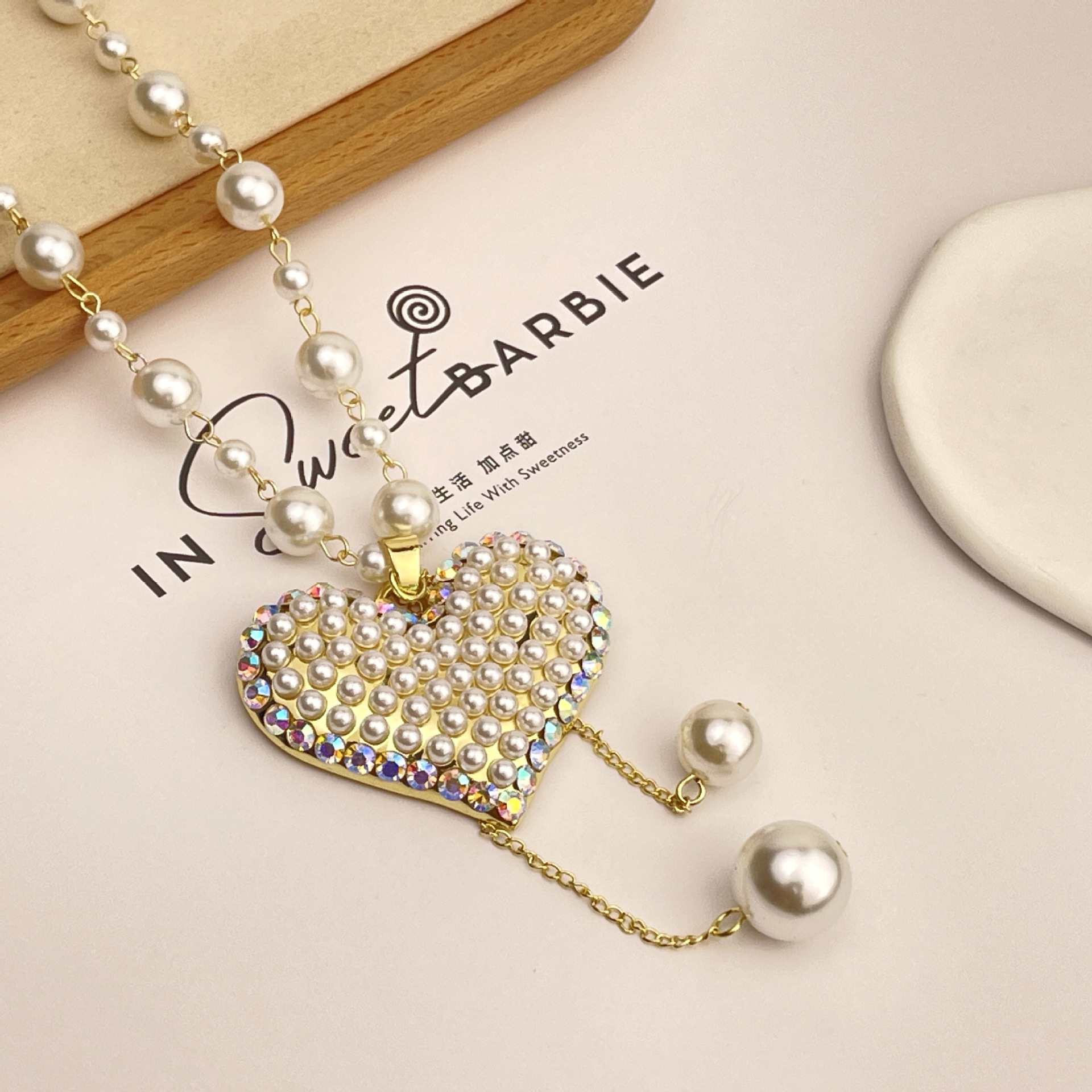 Wholesale of new tassel pearl heart-shaped necklace with a fashionable and individualistic touch, long pearl sweater chain pendant full figure