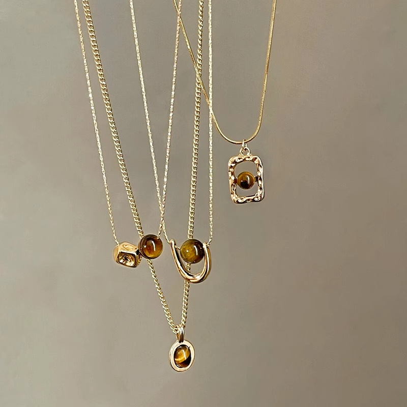 This U-shaped tiger's eye pendant necklace is a retro, elegant, light luxury and versatile necklace for women. It's a sweater chain details Picture