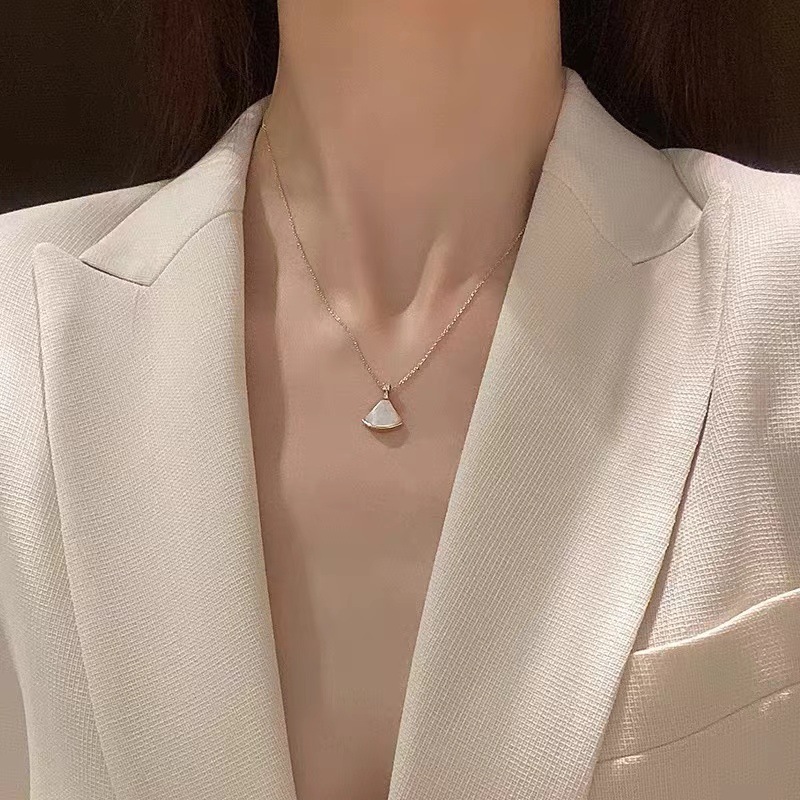 Shell fan pendant necklace, a light luxury and niche design for women's summer, single pendant collarbone chain, a versatile and elegant accessory full figure