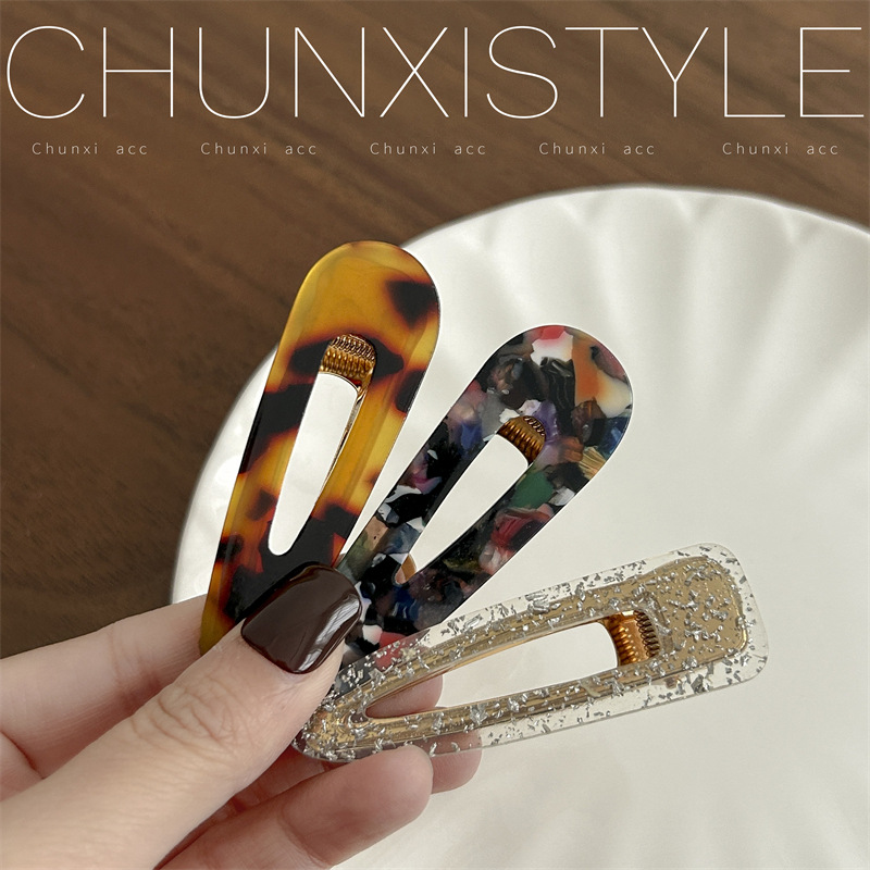 Korean chic, unique and unconventional, dark brown mint green color duckbill clips, fringe hair clips, leopard print cross-border combination Application Scenario