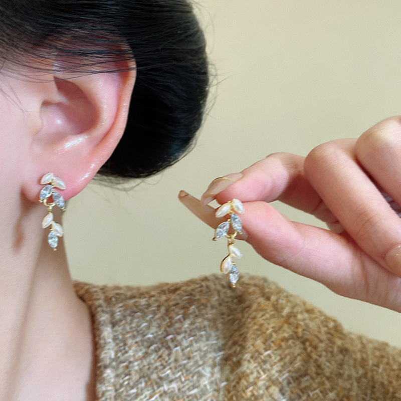 Light luxury and high-end style leaf tassel stud earrings, women's zircon wheat ear pearl long earrings, fashionable, versatile and elegant earrings Application Scenario