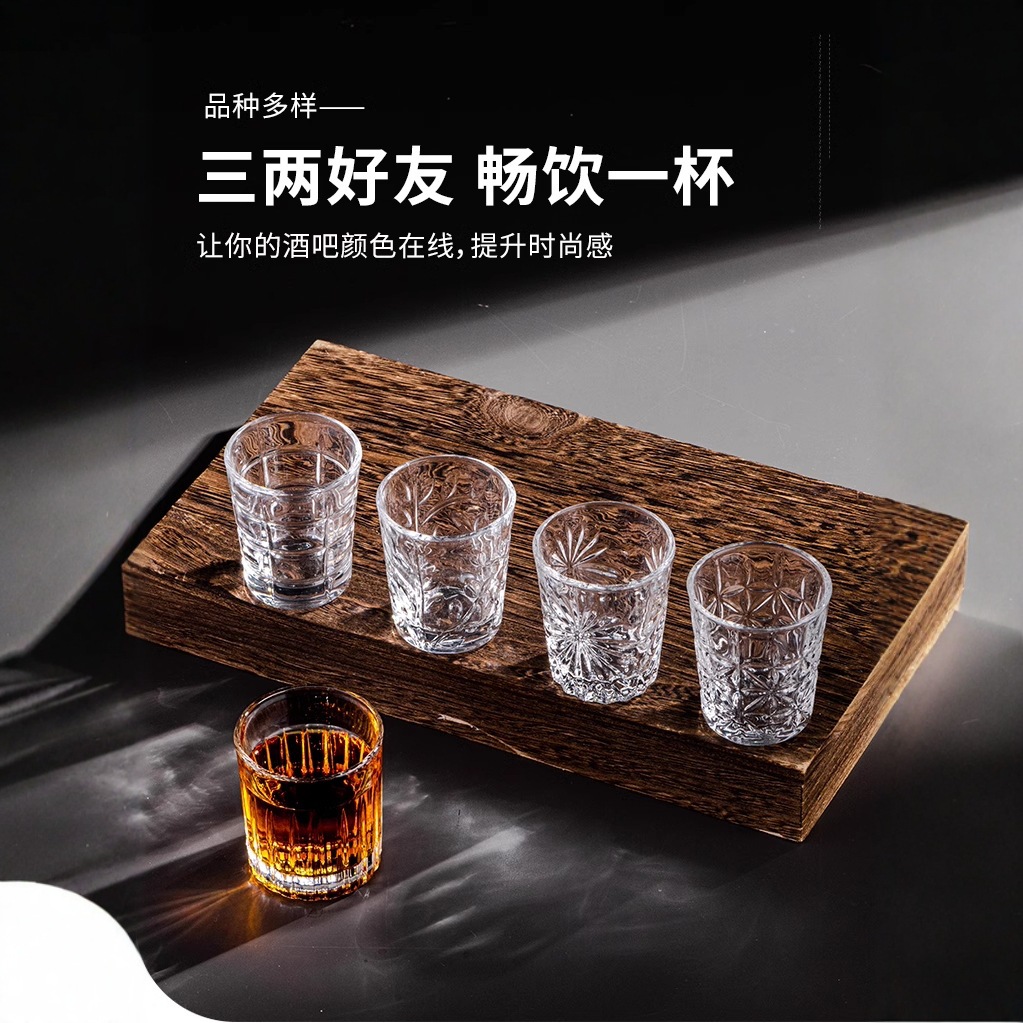 Glass wine glasses, white spirit cups, drinking cups, diamond-patterned road sword patterned spirits cups, one-sip cups, classical Western-style wine glasses full figure