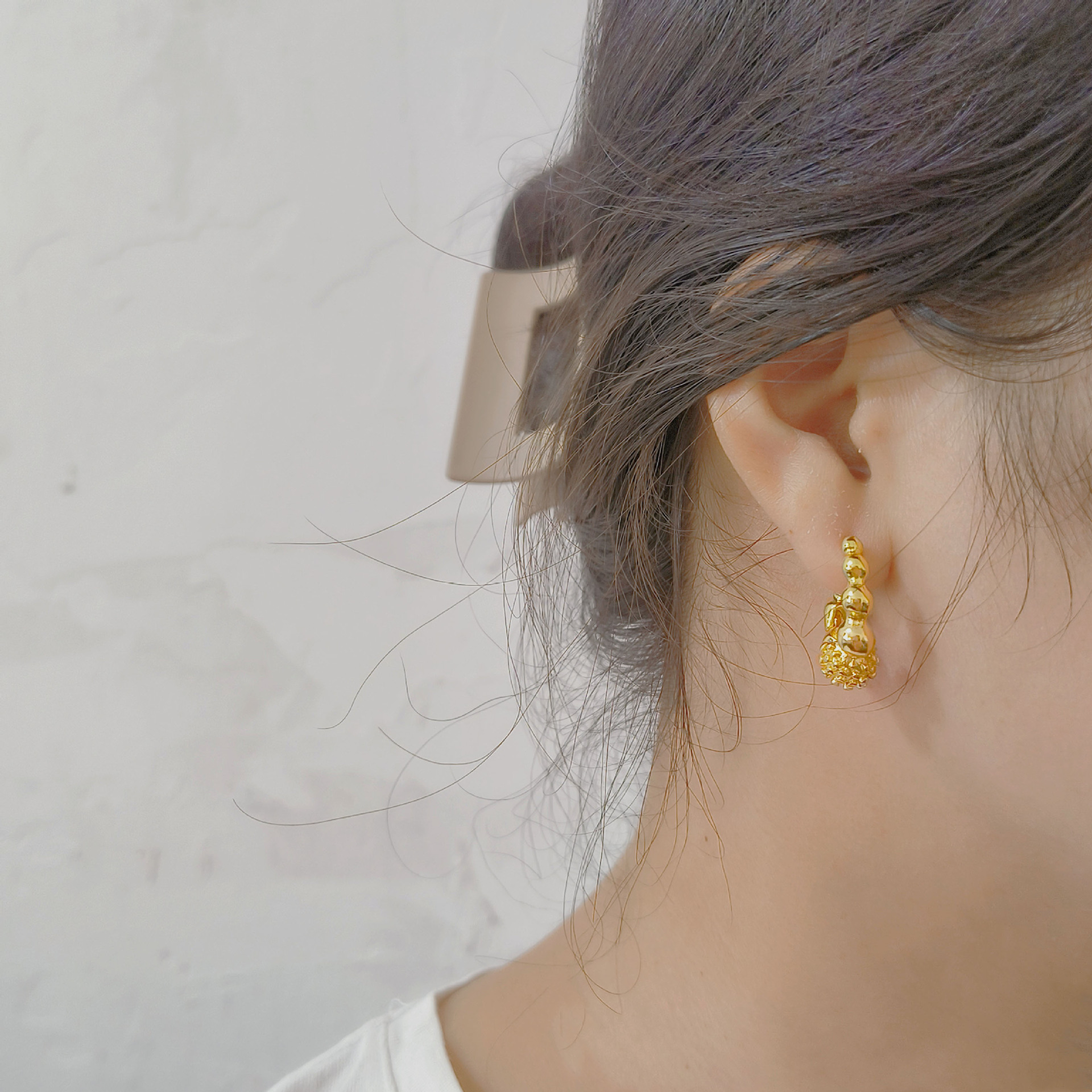 European and American ins round ball earrings for women, light luxury, exquisite, versatile and niche design, daily commuting ear buckles for women, wholesale from the manufacturer details Picture