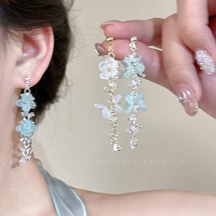 So beautiful! The new 2025 fringed earrings are a niche long flower butterfly stud. They are exquisite, versatile and light luxury earrings details Picture
