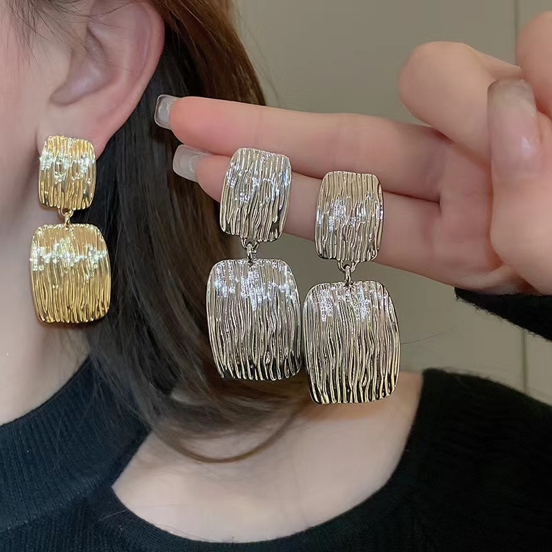 INS trendy metal style square striped earrings, fashionable and versatile, European and American cross-border high-end stud earrings, new earrings for women full figure