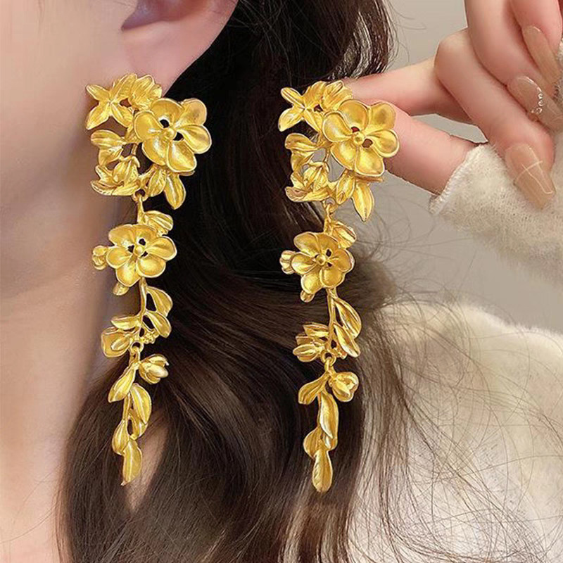 Golden flower tassel earrings, a new Chinese-style high-end and exaggerated style, are perfect for brides with round and square faces. This is a new type of earrings full figure
