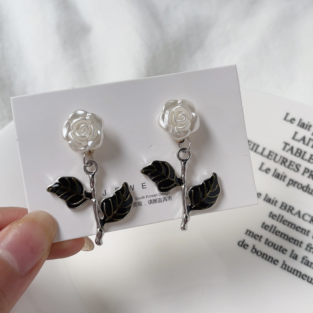New autumn and winter rose stud earrings for women's ins niche design, fresh and elegant, light luxury and dynamic earrings Specification drawing