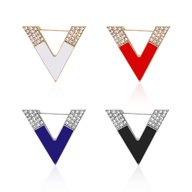 Fashionable and elegant V-shaped diamond-encrusted oil brooch, Korean-style creative V-neck anti-glare accessory factory direct sales dress full figure