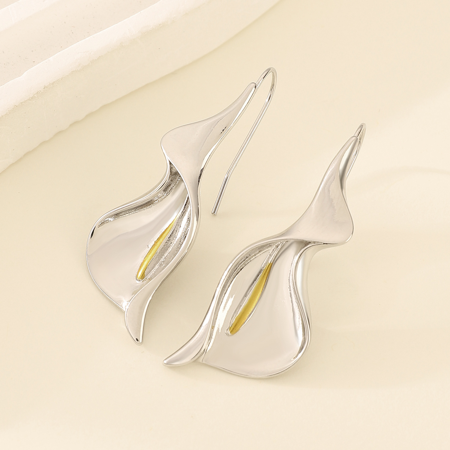 Cross-border best-selling lily of the valley, lily of the valley and calla lily earrings for women in Europe and America, elegant ethnic style earrings and ethnic style earrings details Picture