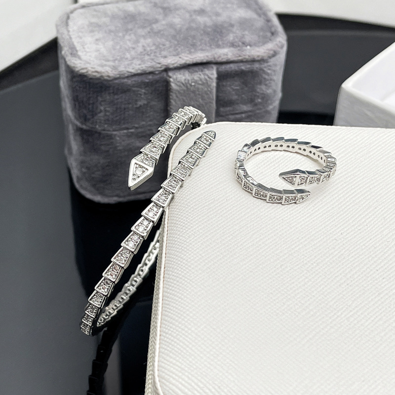 A light luxury and high-end snake-shaped full diamond ring bracelet set, versatile and fashionable for women, with a simple and elegant style, exquisite index finger ring Application Scenario