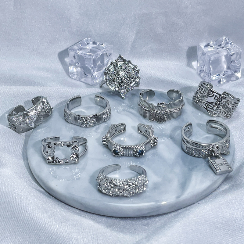 A new French brushed, high-end, light luxury ring for women with irregular pleats and an open ring. A niche ring with earthy stars Specification drawing