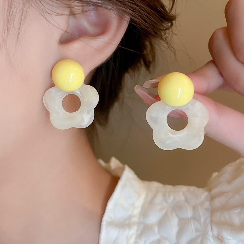 Salt-dyed fresh flower stud earrings for women, summer light luxury and niche earrings, versatile design sense, high-end earrings full figure