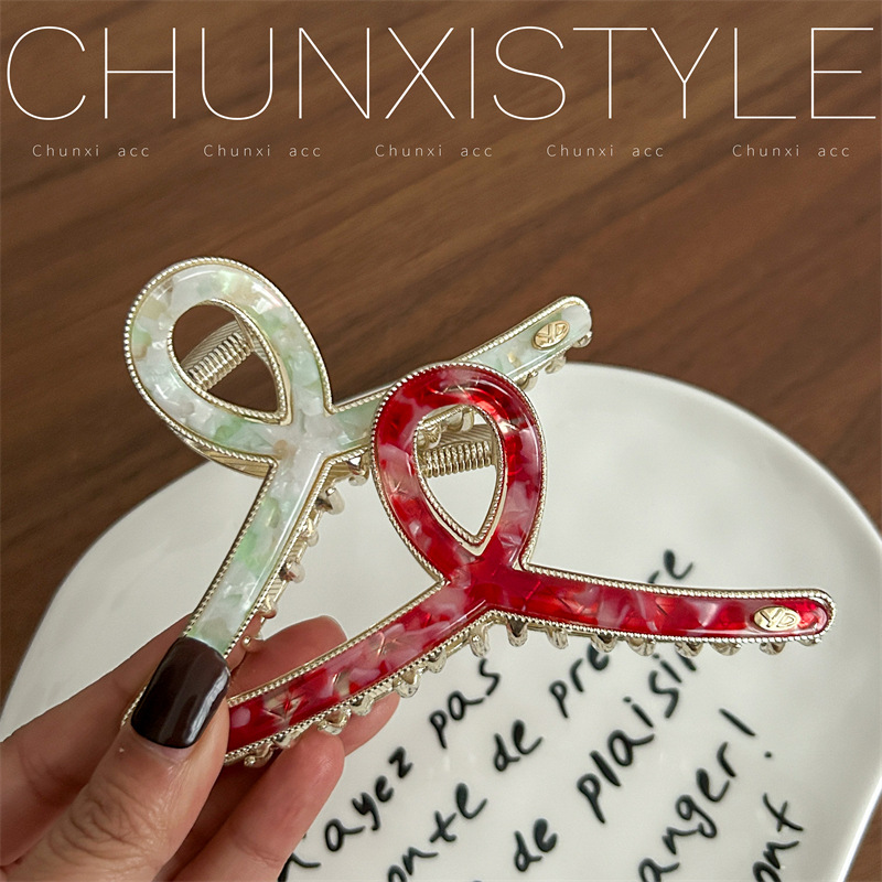 The high-end retro acetate shark clip, elegant and refined hair clip, is a popular female headwear with a hair clip on the back of her head Application Scenario