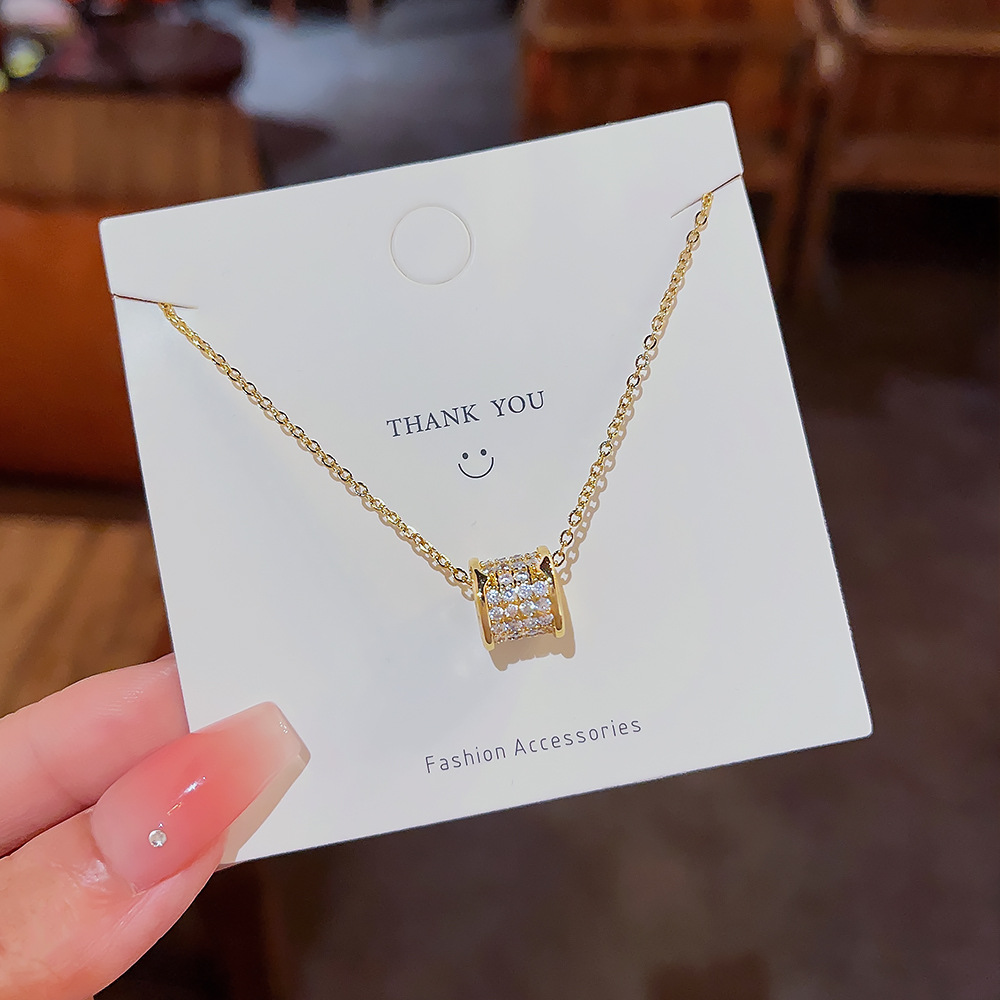 Korean diamond-encrusted pendant with a niche design sense, light luxury and versatile collarbone chain, high-end and elegant necklace, titanium steel wholesale for women full figure