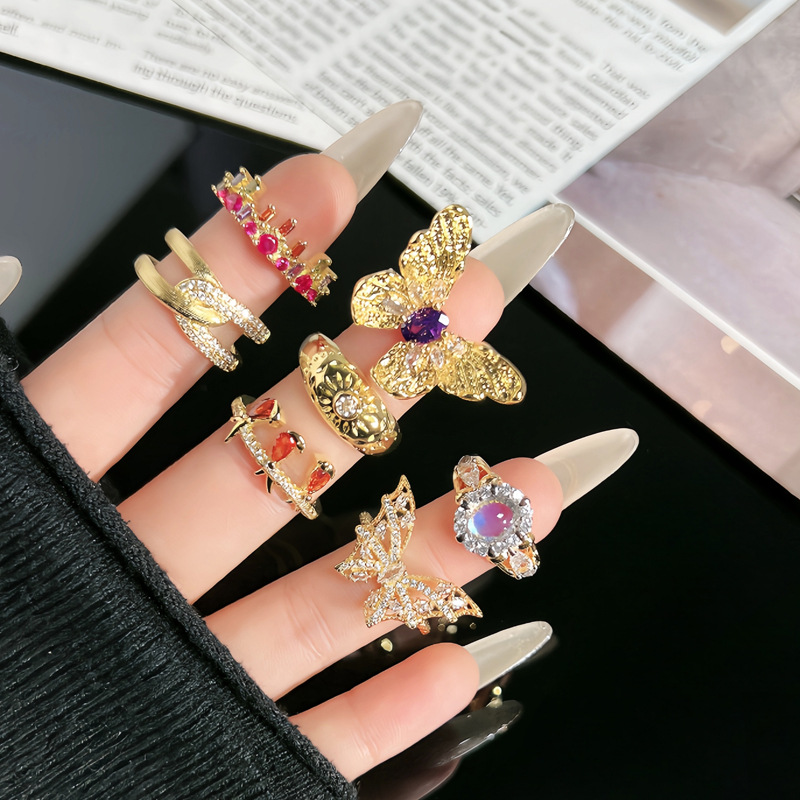 A retro court style butterfly hollowed-out light luxury open ring for women on Instagram, with a cold style interlaced brushed and exquisite fingers Application Scenario