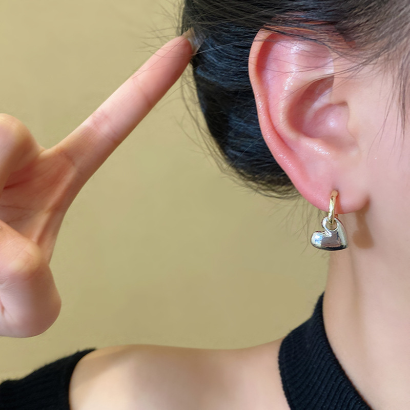 Korean heart-shaped stud earrings, a niche design for women, exude a sense of sophistication and elegance. Unique and best-selling earrings for autumn and winter Application Scenario
