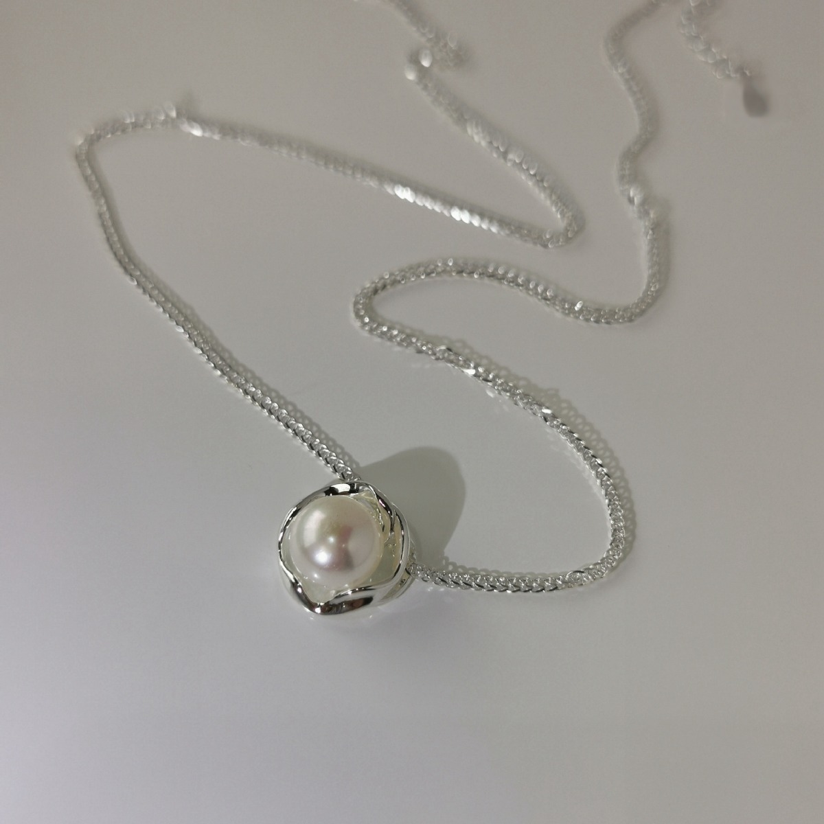 A new style of White Snow Mountain rose pearl necklace with a light luxury and niche design for girls, exuding a sweet and elegant charm details Picture