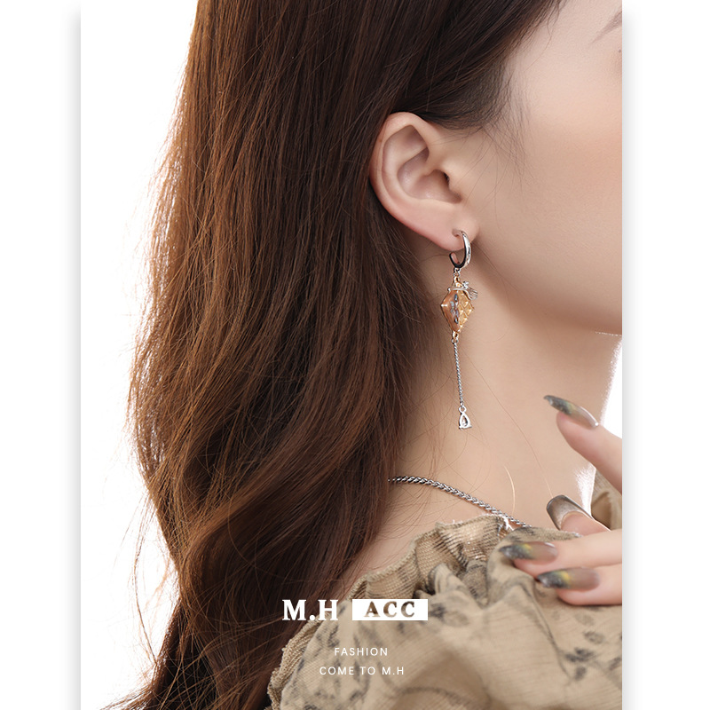 Square waffle earrings with a niche and high-end feel, 925 silver needle stud earrings wholesale, original design, personalized zircon earrings Specification drawing