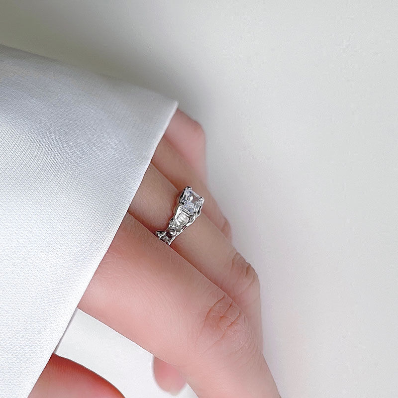 A high-end, light luxury and versatile ins niche design ring for women, with an irregular zircon texture and open-top food ring details Picture