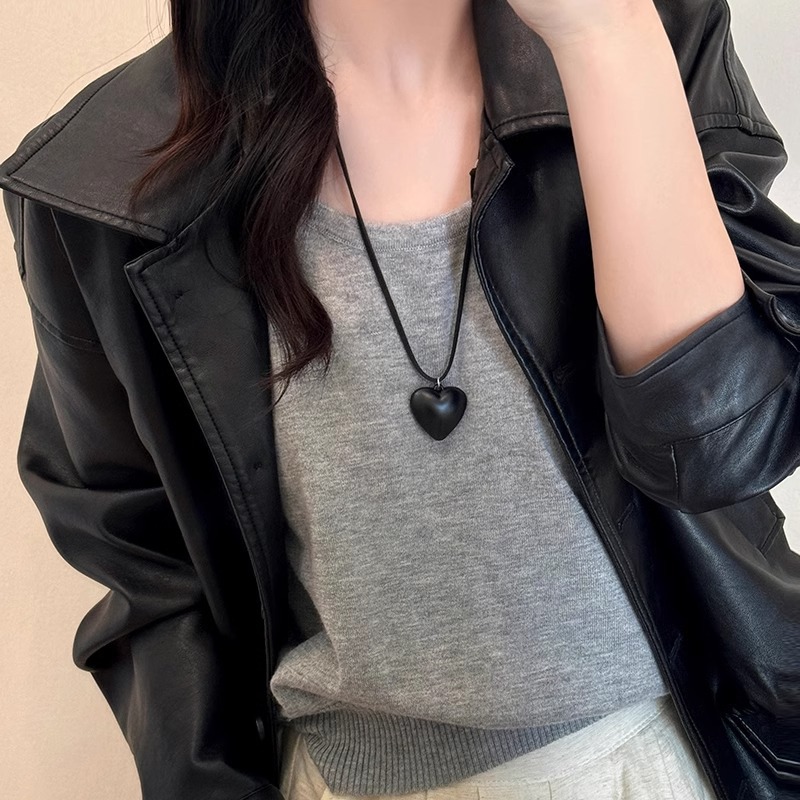 Korean black heart-shaped adjustable leather rope long necklace, women's red retro style accessory sweater chain Item Picture