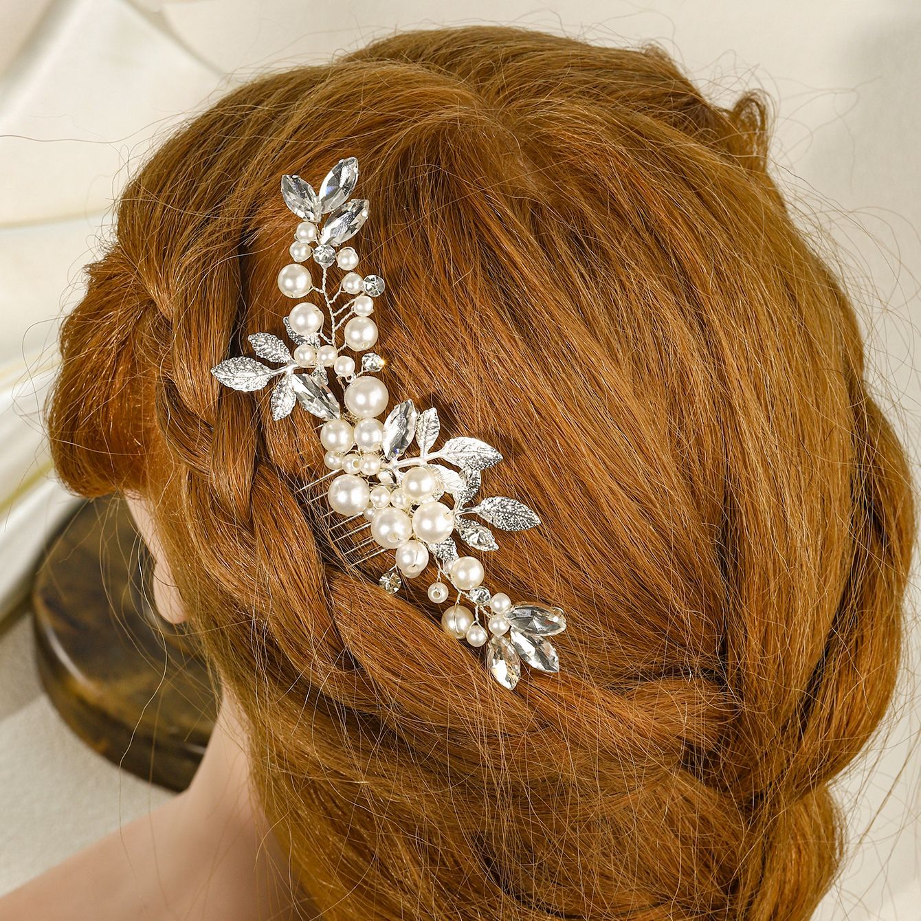 A new handcrafted bride's hair comb for foreign trade, a photo style wedding bun, a beautiful silver leaf pearl insert comb Application Scenario