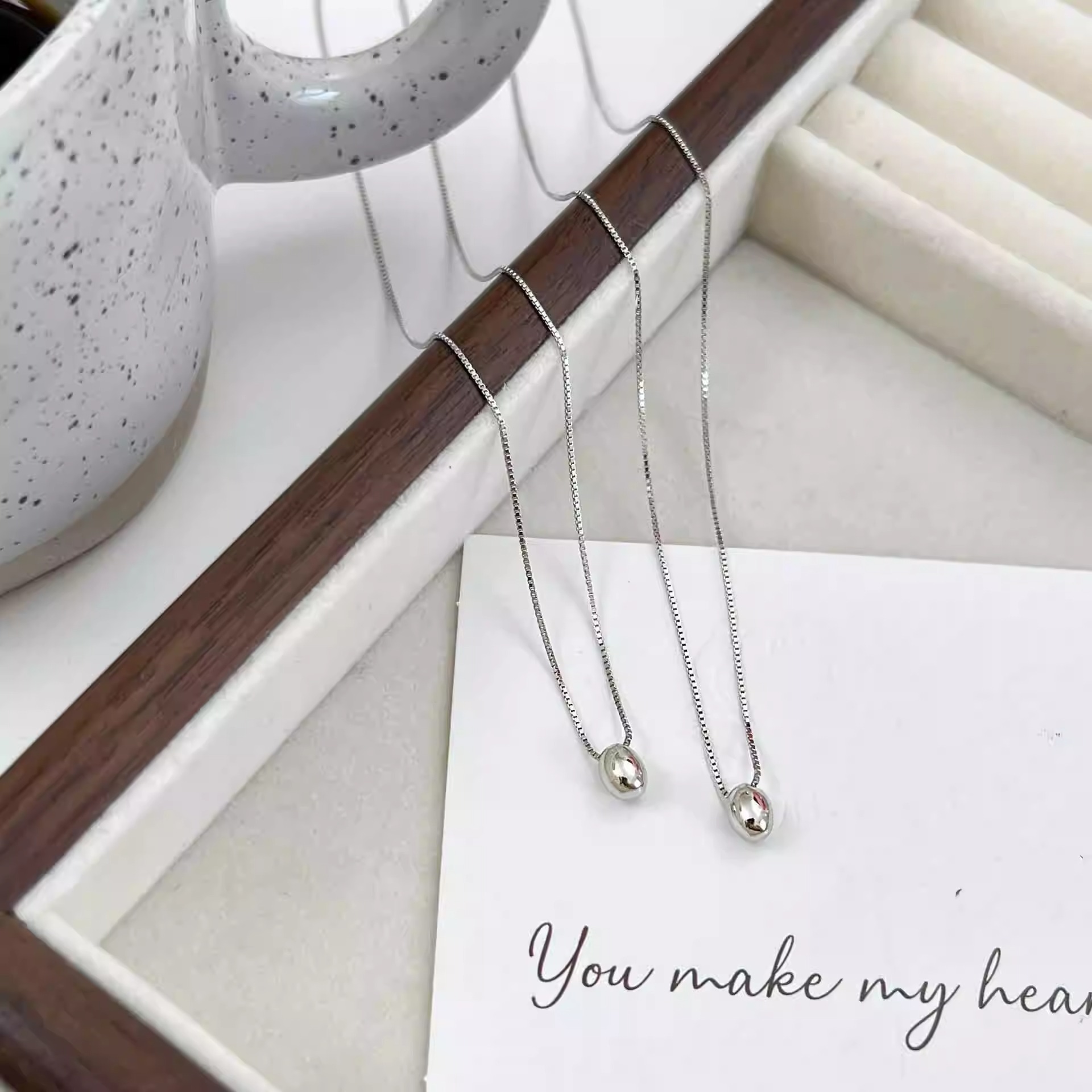 Korean version oval Bean necklace for women 2025 New style small round bean pendant, high-end collarbone chain necklace, simple and versatile Application Scenario