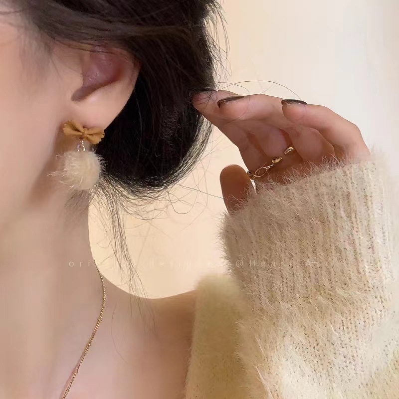 Bowknot mink pom-pom stud earrings for women's 2025 new trendy autumn and winter, plush design sense earrings, high-end and elegant earrings full figure