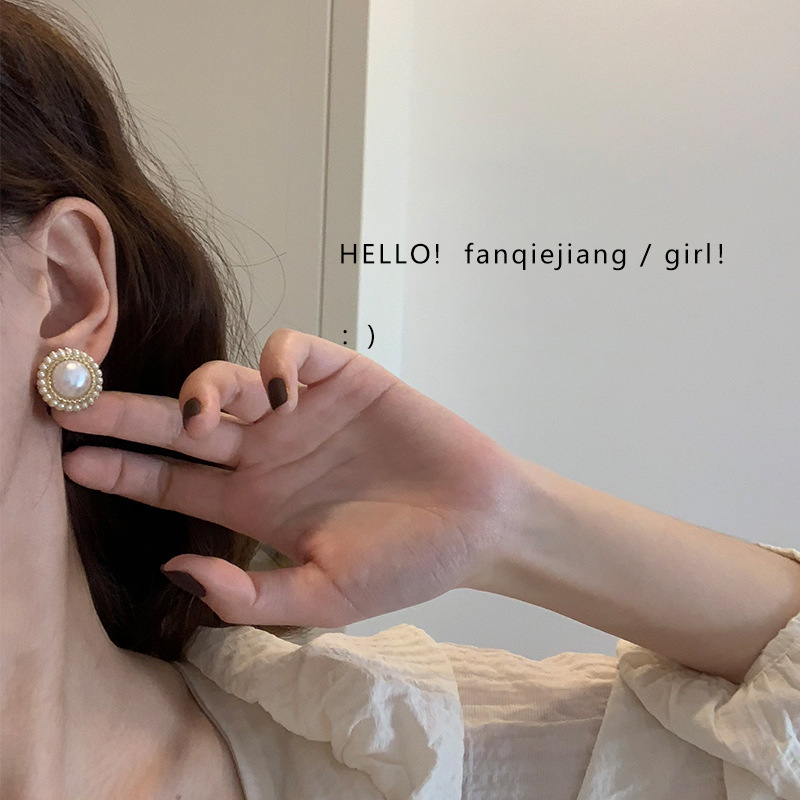 2025 New retro Herbben-style pearl stud earrings for women, French niche, trendy autumn and winter collection, elegant earrings and earrings details Picture